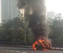 嘉华大桥今晨又一车辆起火 起火前曾发生轻微追尾
