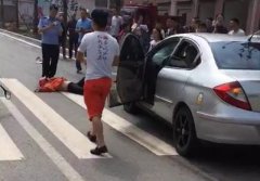 重庆一女子骑电瓶车玩“漂移”撞上小轿车