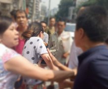 重庆街头两女一男光天化日下行窃 被抓后装聋作哑