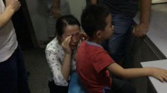 年轻妈妈带孩子逛街 逛着逛着孩子不见了