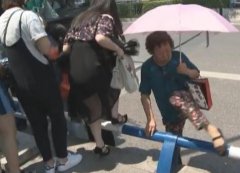 重庆一公交站超不方便 乘客上下车得身手矫健