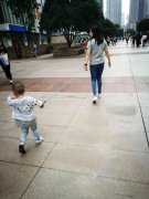 重庆街头惊现“遛”孩子神器