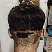 重庆一男子在寝室给室友做发型：很有Freestyle