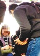 轻轨有群人对乘客死缠烂打