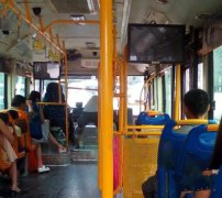 重庆现“洁癖”公交司机 等红灯间隙起身做清洁