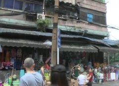 重庆一女子坠楼 获救后行为疯狂