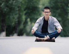 90后男生登顶5100米雪峰