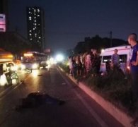 摩托车与共享轿车相撞  驾驶员被撞飞