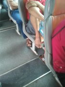 重庆公交车上现“赤脚大仙”  网友：不臭吗？