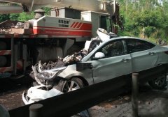 重庆一轿车在弯道超车 被撞得支离破碎