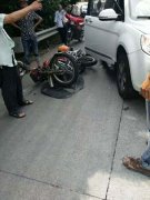 重庆一摩托车司机被一辆越野车当场撞飞到10米外