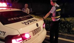 男子酒后拿百元大钞拦警车要求送回家