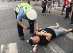 男子马路中间突发癫痫 幸亏警察粟蜀驾到