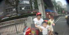 熊爸熊妈如此送娃上学 实力坑娃啊！