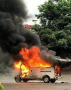 重庆一面包车司机马路上跳车 因车辆突然自燃