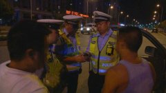 重庆司机演技爆发吹了20次测试仪 可谓醉驾“奥斯卡影帝”