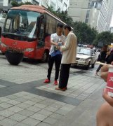 重庆一男子给陌生老婆婆买奶茶喝