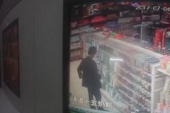 男子大热天穿西装超市内盗窃被“全程直播”