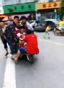 商家为提升销量出“奇招” 一辆摩托车竟载了9人