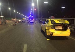 出租车在桥上换胎 摩托车看不清竟怼了上去