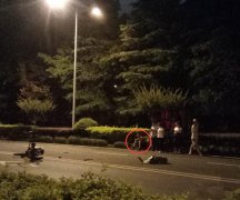 重庆璧山一老大爷骑三轮被撞 肇事司机一脚油门跑了