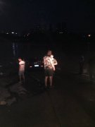 一男子江边洗车忘拉手刹 看着江水没过车头