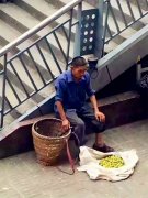 老人街头卖李子 掏光零钱换来一张百元假币