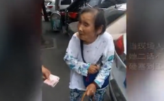 重庆一老婆婆给修路工送钱：天太热了 拿去买水喝