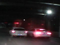 女司机车停路边与人摆龙门阵 被路过司机骂后斗车泄愤