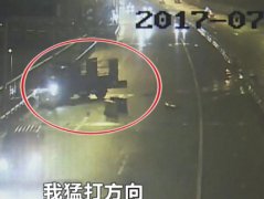 一货车突然在路上乱“窜” 撞上隔离带也撞上防护栏