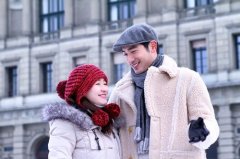 高以翔来渝打街头篮球 身穿球服动作干净精准