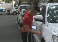 小区业主把车停放在车位上 醉汉路过划出“伤痕”