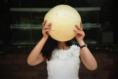 重庆现3斤重巨型馒头 比人脸还大