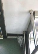 男孩坐在轻轨车厢吃葡萄  乘客提醒反被家长斥责