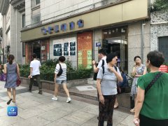 门口鲜花总被偷 店主贴监控截屏曝光“采花大盗”