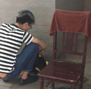 <b>小伙街头免费理发  大妈非要给他钱</b>