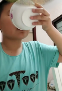 重庆一男孩狂飙演技变表情包  叫板papi酱！