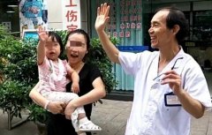 重庆一女童摔倒后被妈妈一扶  手脱臼了
