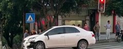 夫妻路口等红绿灯 被撞飞20米