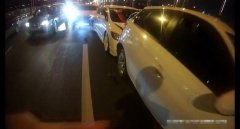 车子没油了还出门 半路抛锚致四车追尾
