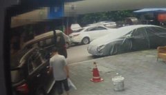轿车溅了自己一身泥 老人泄愤认错了车