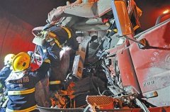 重庆一货车隧道追尾致1死2伤