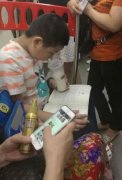 地铁上少年专心看书 周围大人全在看手机