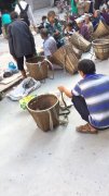 网友街头“直播”蛇下蛋引热议