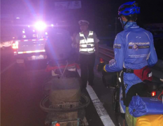 <b>两小伙网约骑自行车上重庆  误上高速遇险情</b>