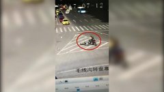 重庆一协警被摩托车拖行十余米