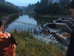 重庆一男子手机壳掉水里 河边留下一堆衣物失踪了