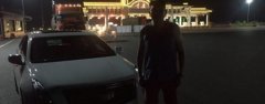 男子提豪车后 无牌无证无保险上路