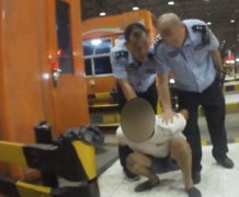 重庆一货车司机高速上失控 大闹收费站