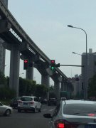 重庆街头现奇葩红绿灯 车主：我该听谁的